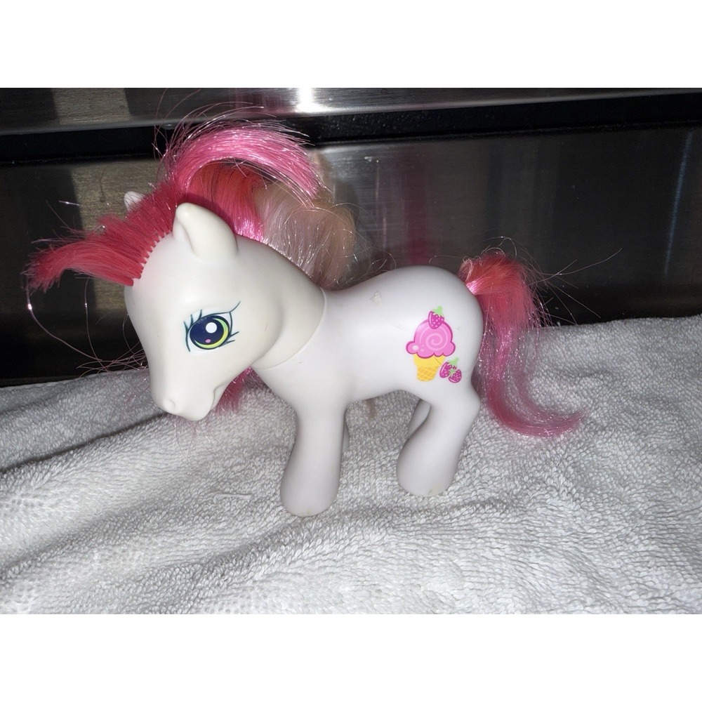 My Little Pony Strawberry Surprise White Pink Hair & Ice Cream G3 2007 *read
